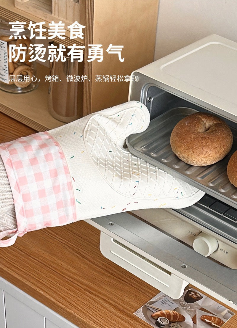✨ Pink Gingham Heat-Resistant Oven Mitts (Pair)