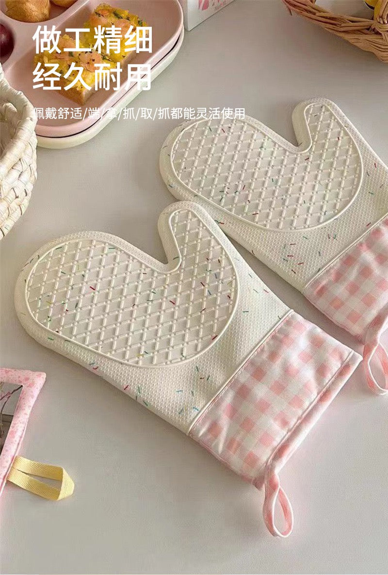 ✨ Pink Gingham Heat-Resistant Oven Mitts (Pair)