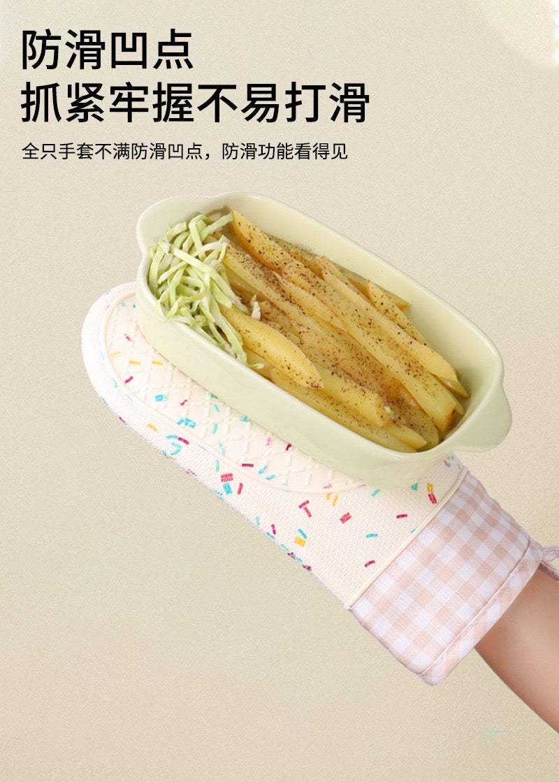 ✨ Pink Gingham Heat-Resistant Oven Mitts (Pair)