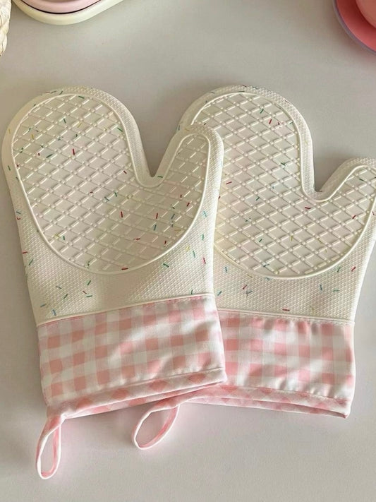 ✨ Pink Gingham Heat-Resistant Oven Mitts (Pair)
